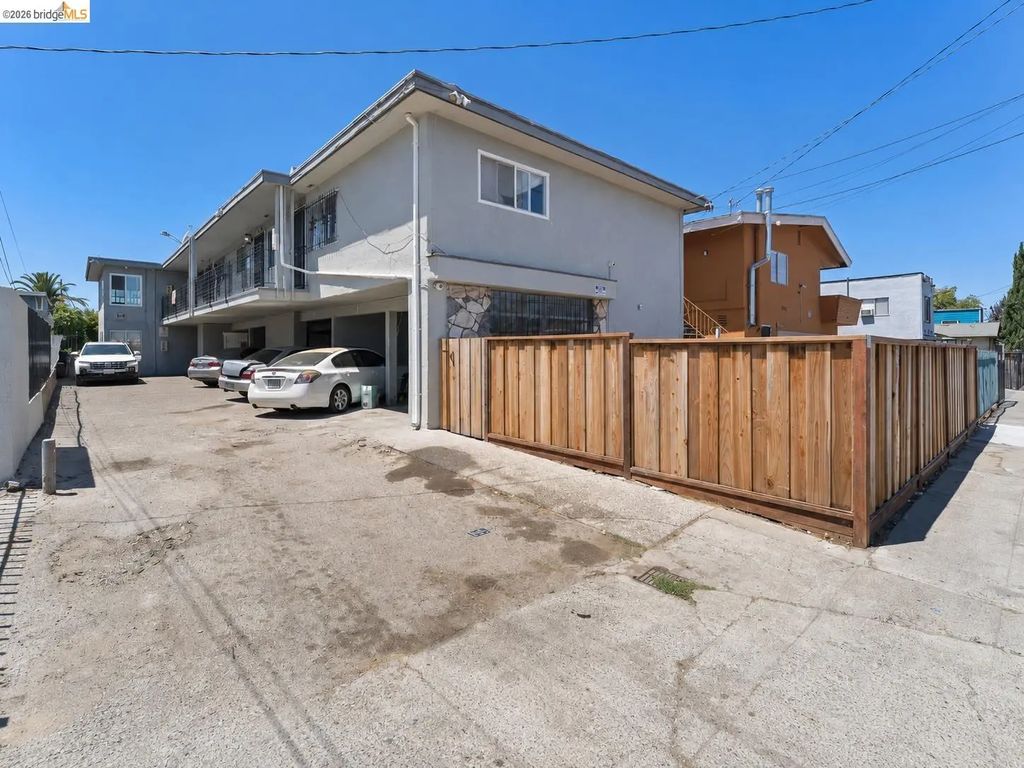 9833 Walnut St, Oakland