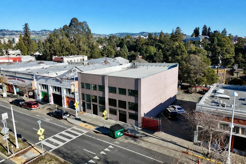 3050 Broadway, Oakland
