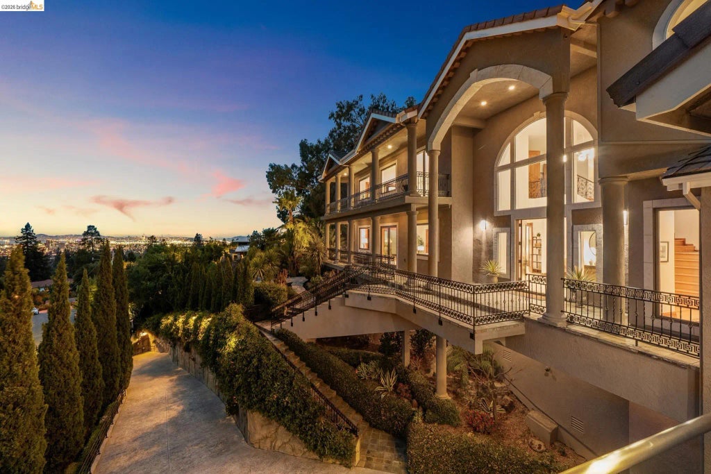 33 Somerset Rd, Oakland