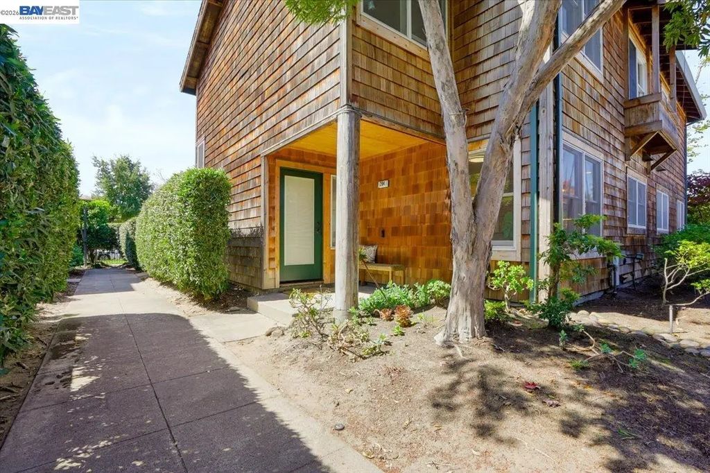 204 Centre Ct, Alameda