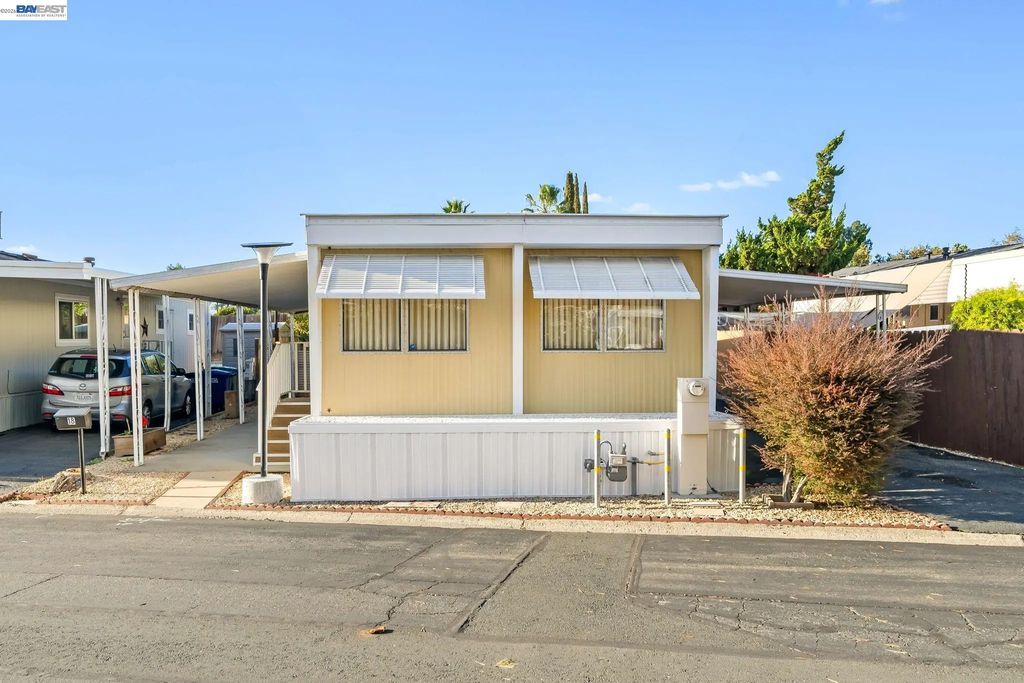 18 Galloway Dr, Concord