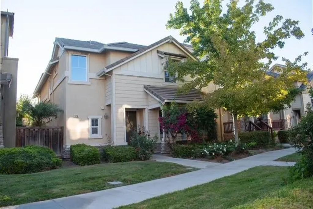 976 Whitehall Lane, Brentwood