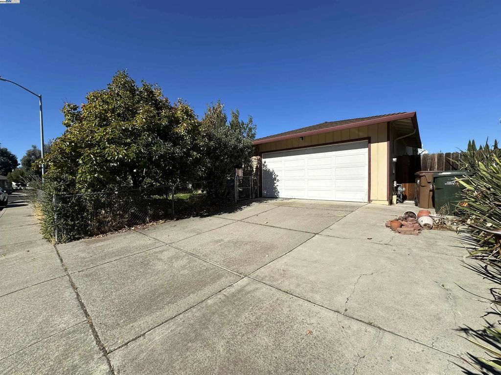 1988 Calaveras Dr, Pittsburg