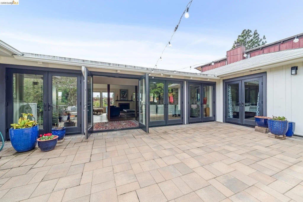 3320 Burdeck Dr., Oakland