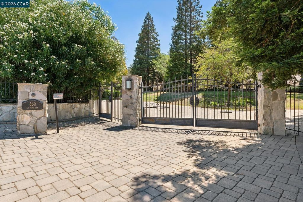 660 La Casa Via, Walnut Creek