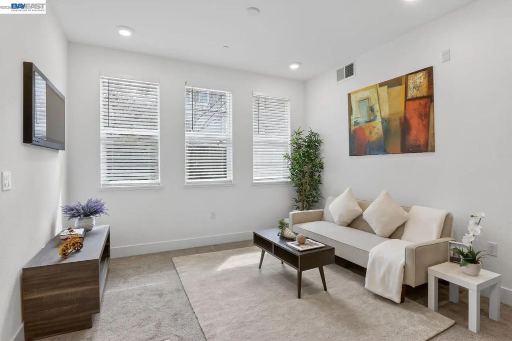 411 Rhythm Ln, Hayward