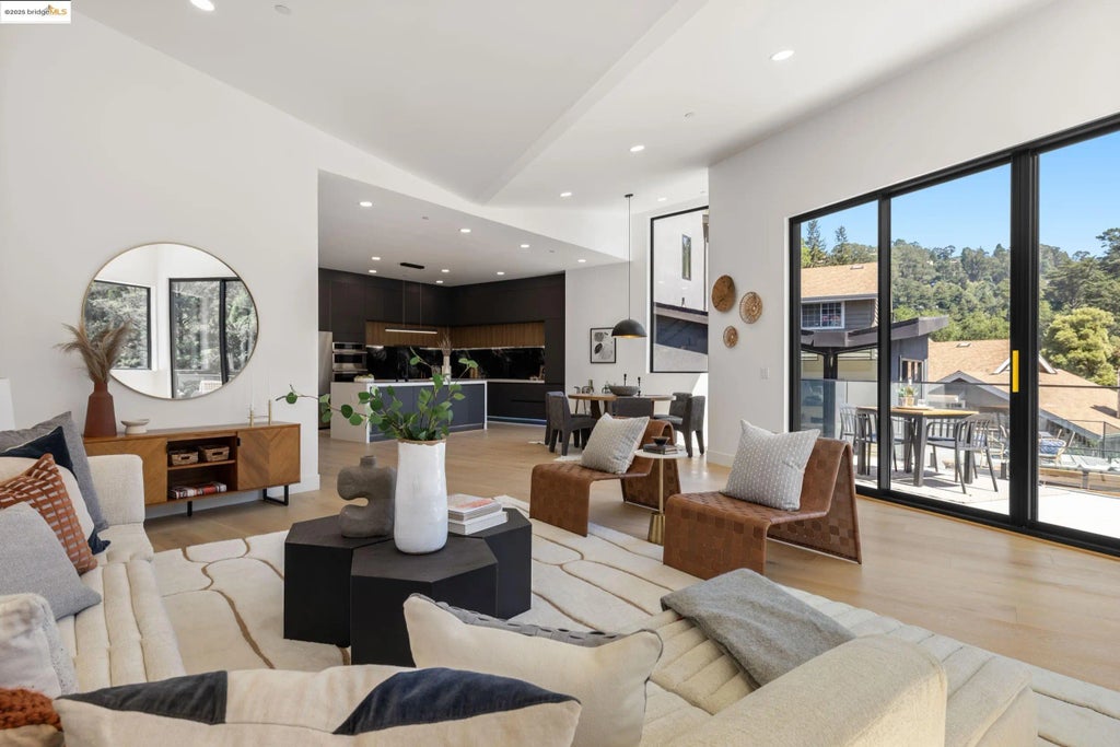 7260 Woodrow Drive, Oakland