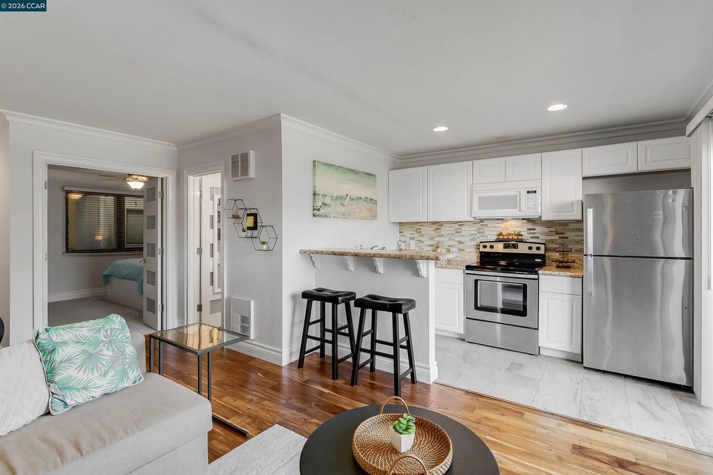 1 Embarcadero W 164, Oakland