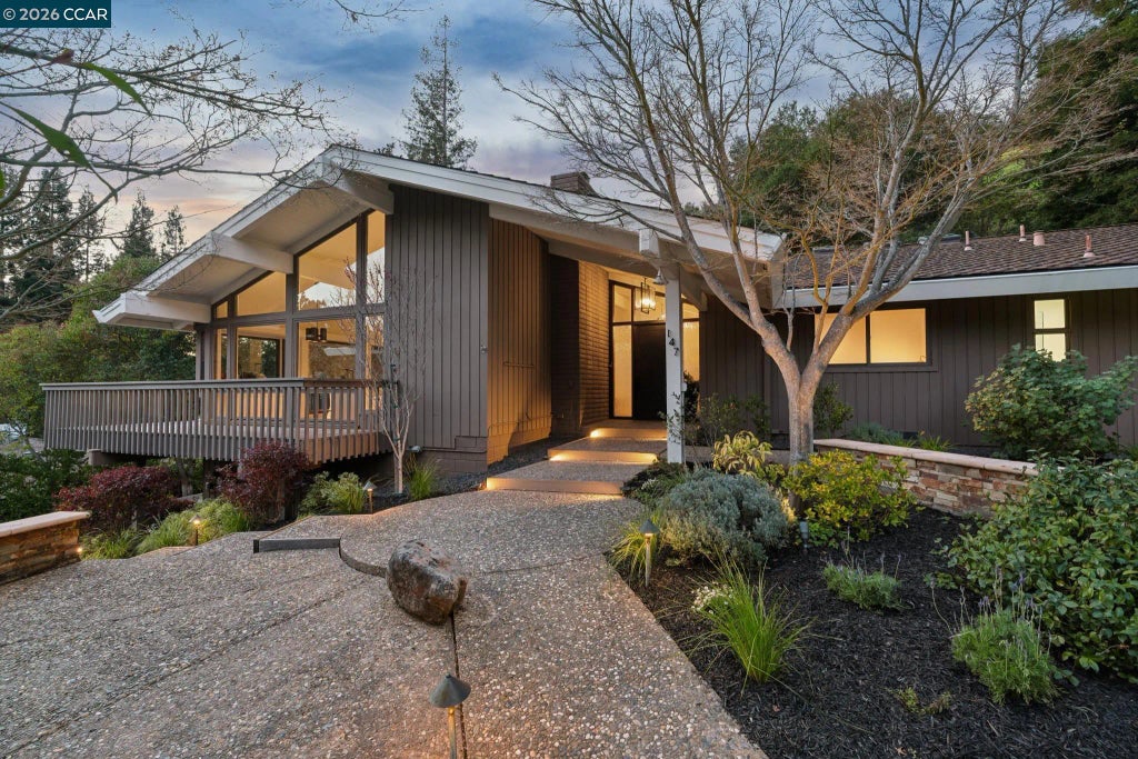 147 Amber Valley Dr, Orinda