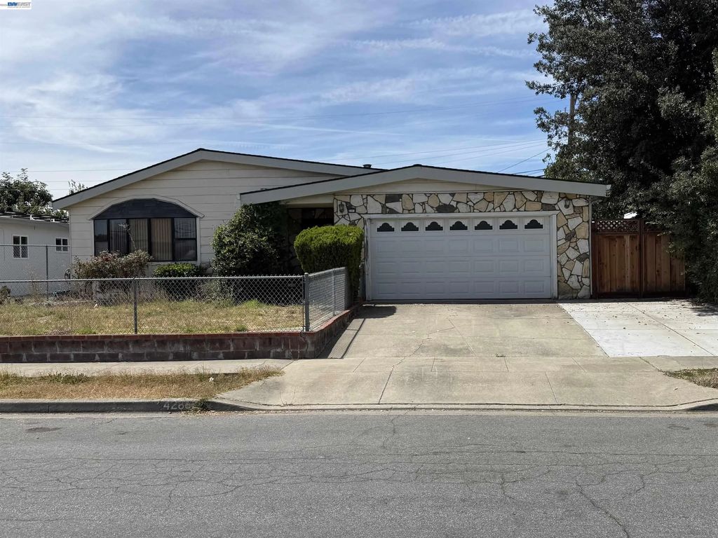 42863 Applewood St, Fremont