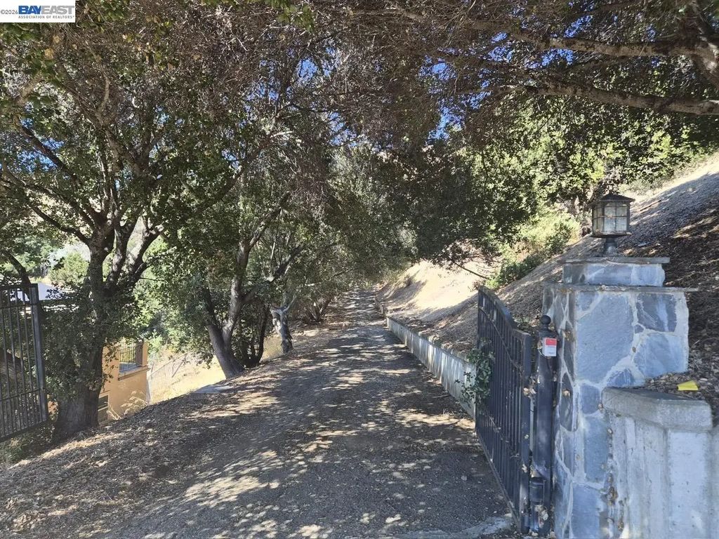 Garin Ave, Hayward