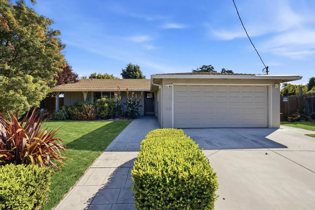 16 Clarence Court, East Palo Alto