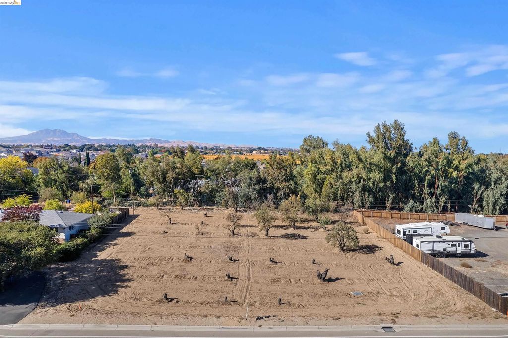 3901-b Rose, Oakley