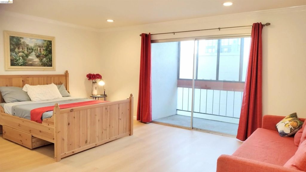 288 Whitmore St 212, Oakland