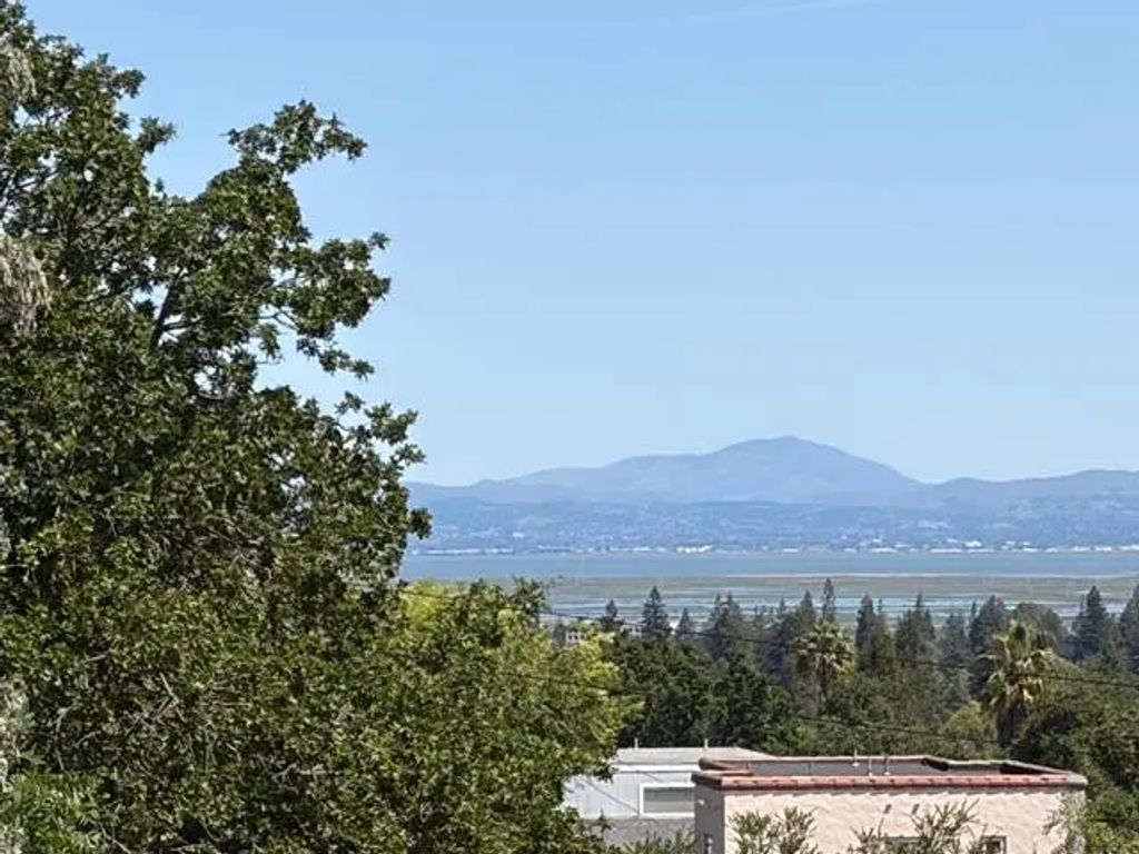 909 Hillcrest Drive, Redwood City