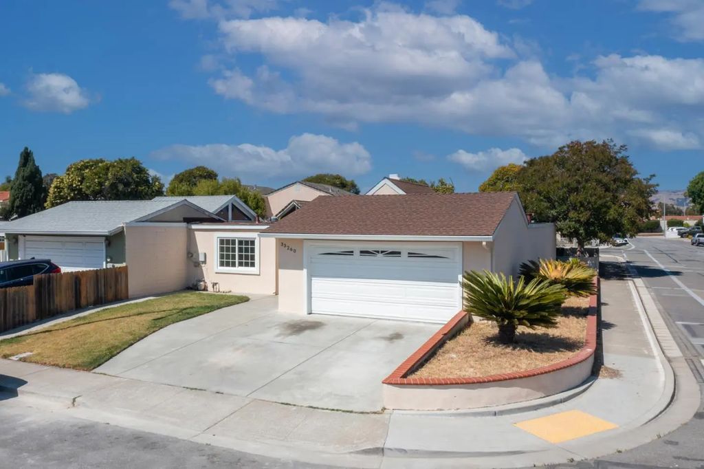 33260 Lake Oneida Street, Fremont