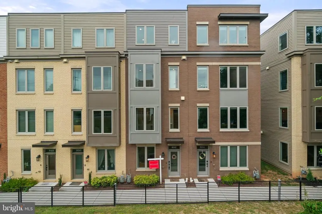 852 Thompson Cres #50, Rockville