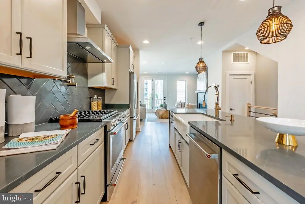 856 Thompson Cres #48, Rockville