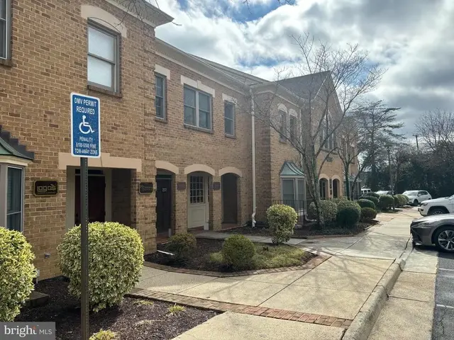4208 Evergreen Ln #233, Annandale