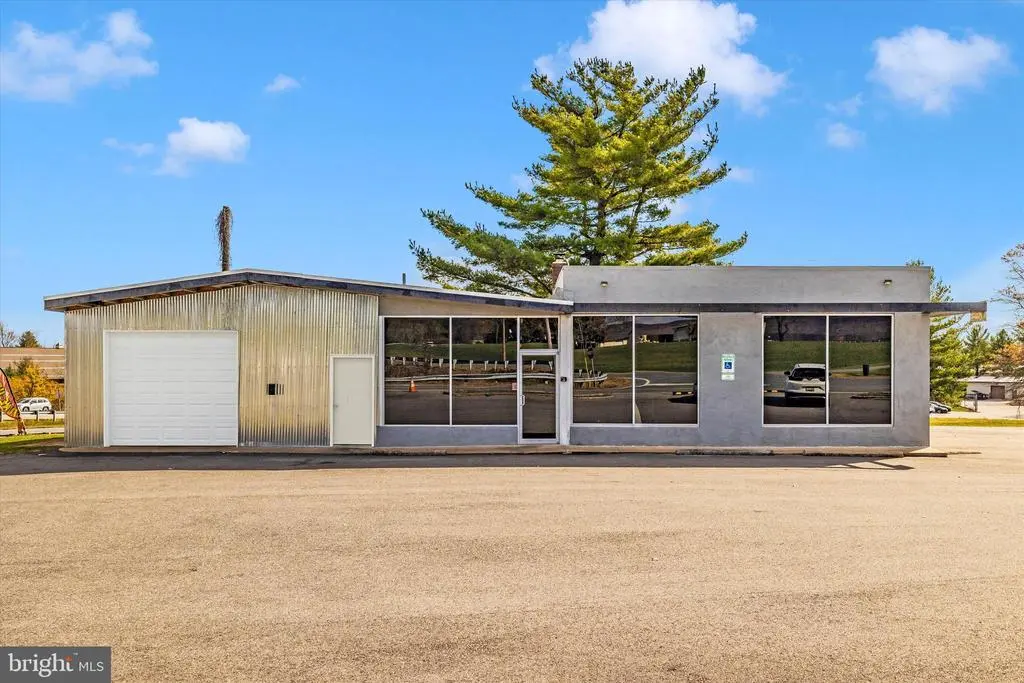 9827 Hansonville, Frederick