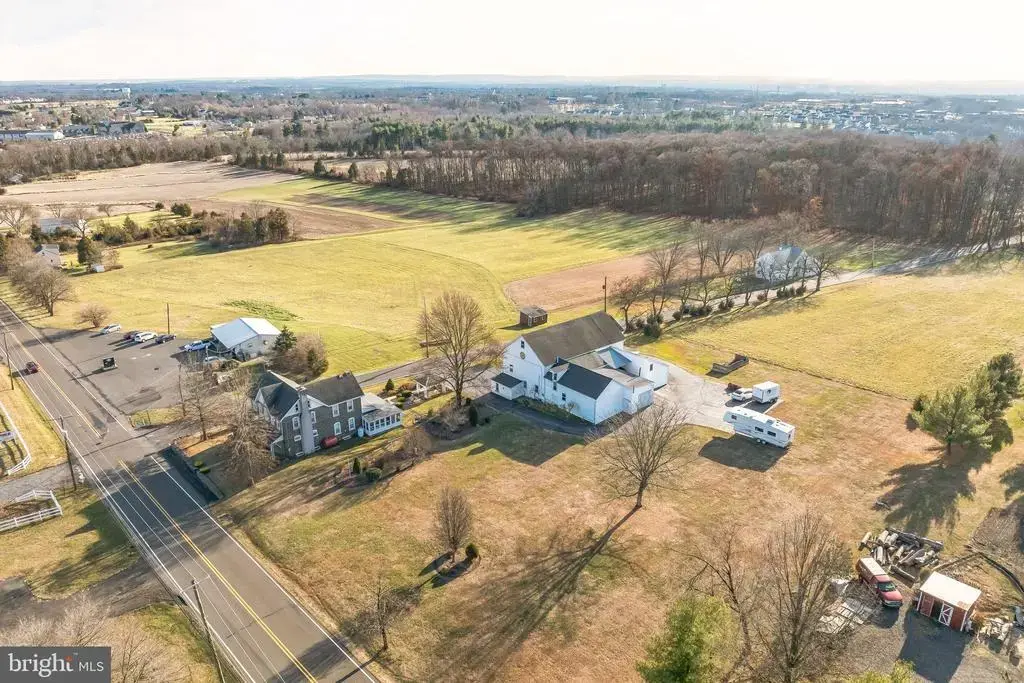 411 Swamp Pike, SCHWENKSVILLE