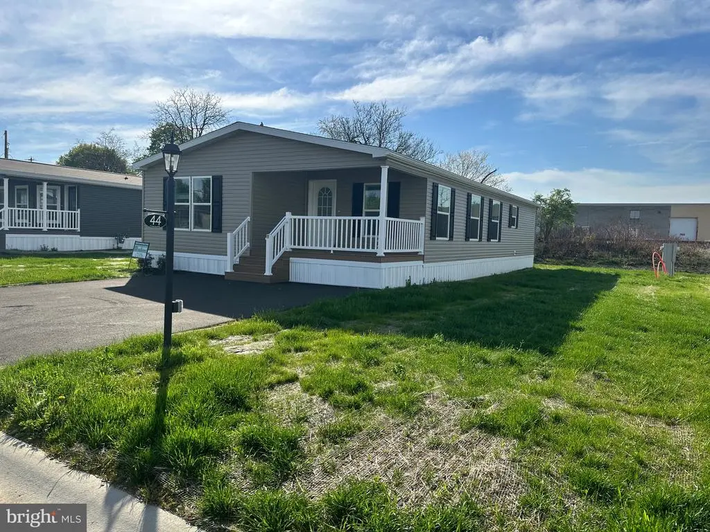 44 Evergreen Aly, PALMYRA