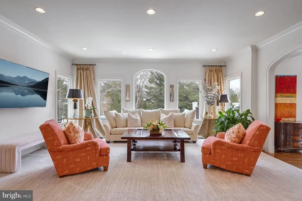 1236 Meyer Ct, MCLEAN