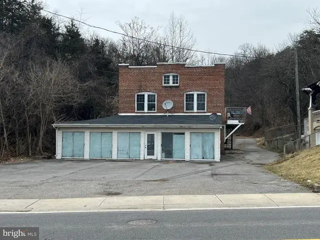 102 E Main St, Hancock