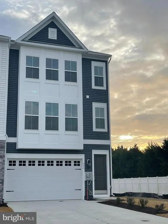 371 Andrew Ct, Middletown