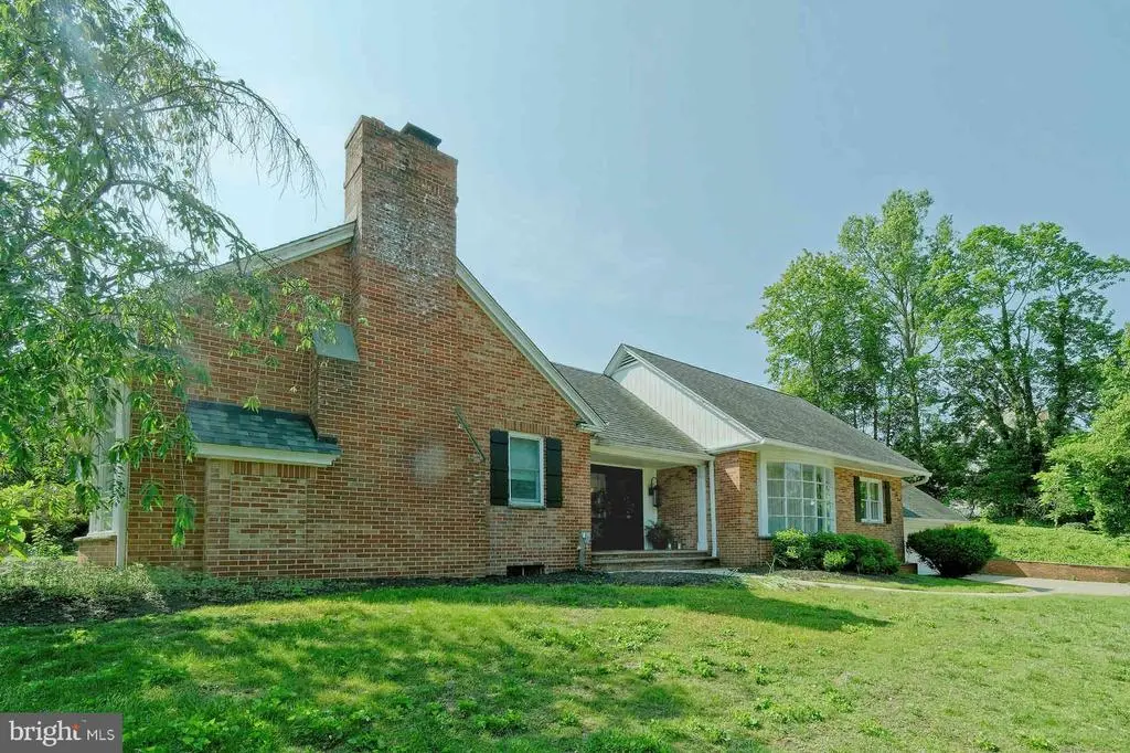 10 Lake Dr, WOODBURY