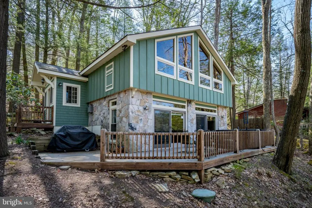 3084 Lake Shore Dr, OAKLAND