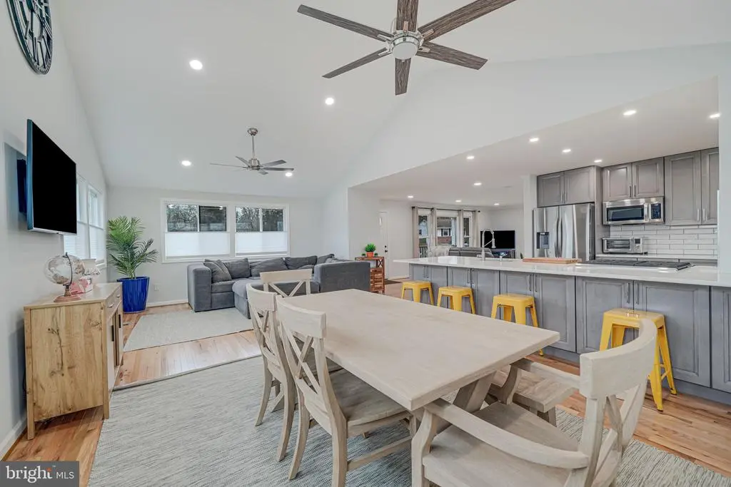 6812 Beechview Dr, Falls Church