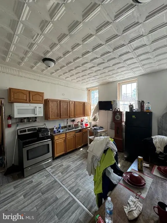 196-198 E Broadway, SALEM