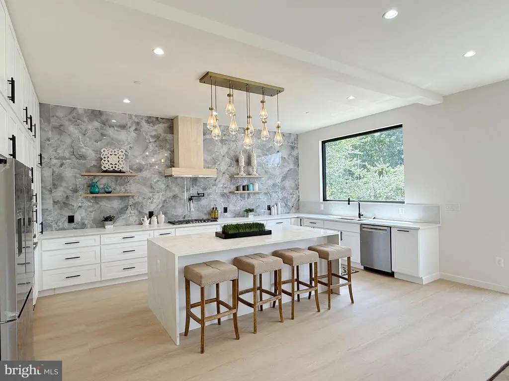 8908 Mohawk Ln, BETHESDA