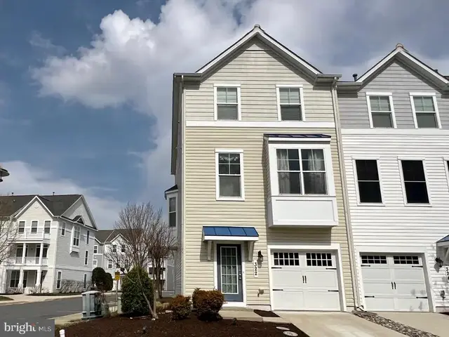 322 Shipyard Dr #82, Cambridge