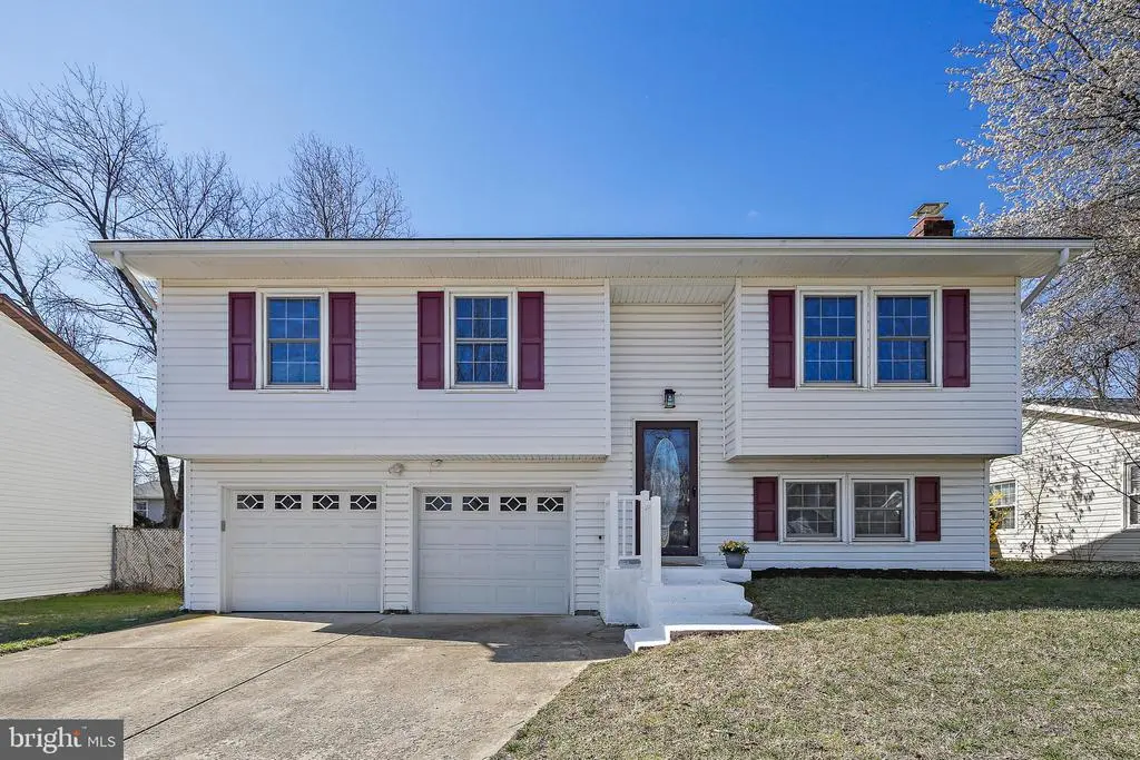 1911 Champlain Dr, Severn