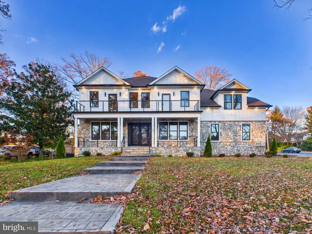 9900 Barbara Ann Ln, FAIRFAX