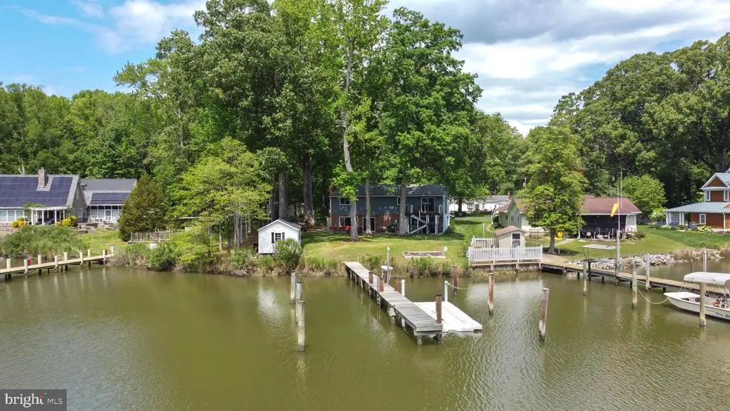 819 Elm Dr, West River