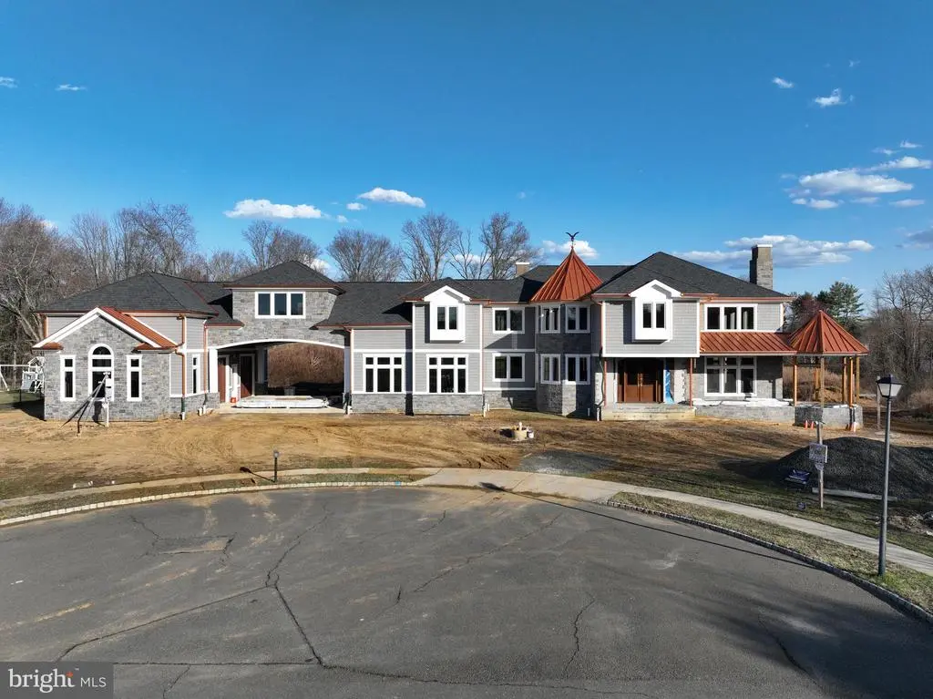 8 Derek Ct, MANALAPAN