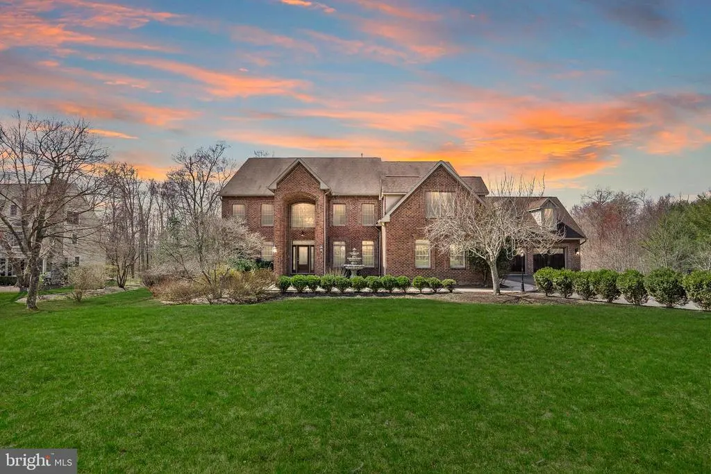 102 Pickwick Dr, Doylestown