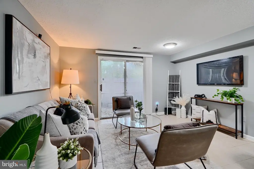 1860 Dutch Village #r-273, Landover