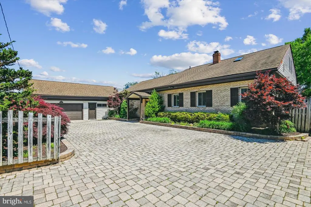 3689 1st Ave, Edgewater