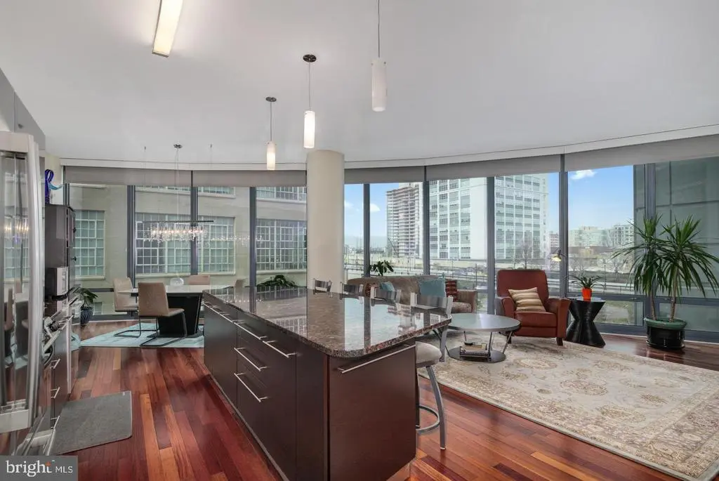 2101 Market St #302, PHILADELPHIA