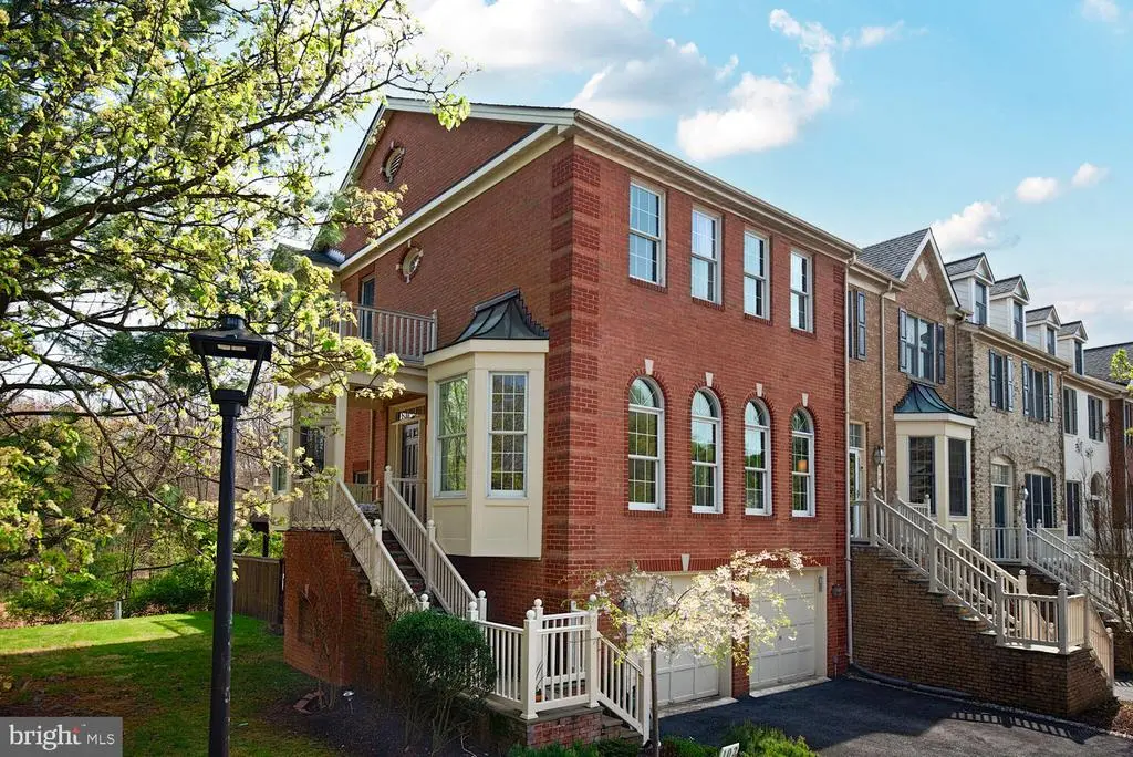 102 Winding Rose Dr, Rockville