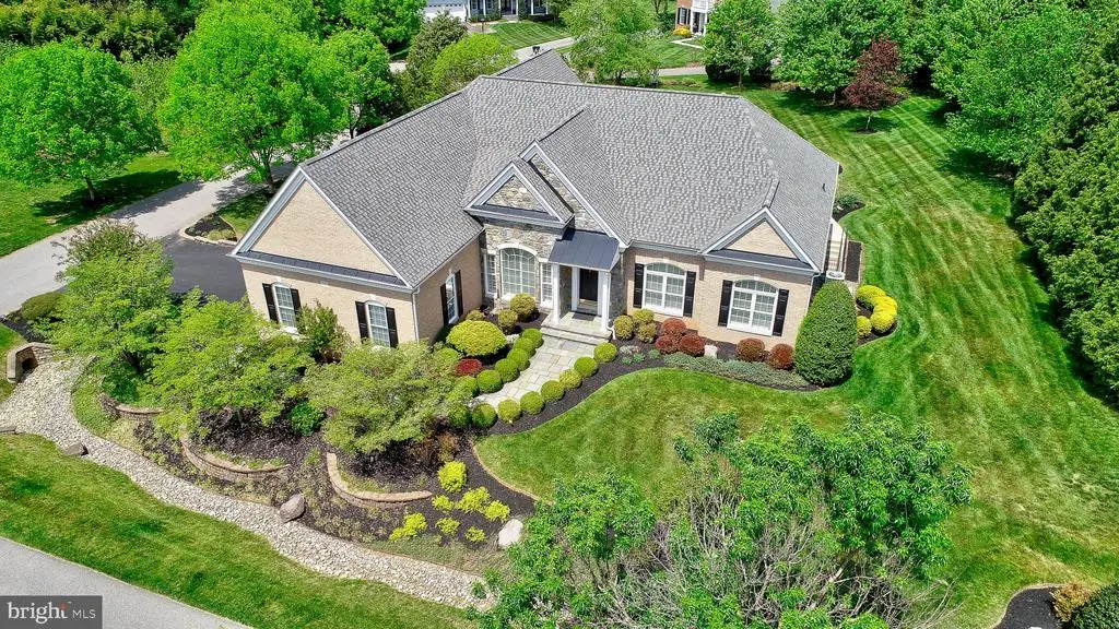 25 Hunting Ct, Edgewater