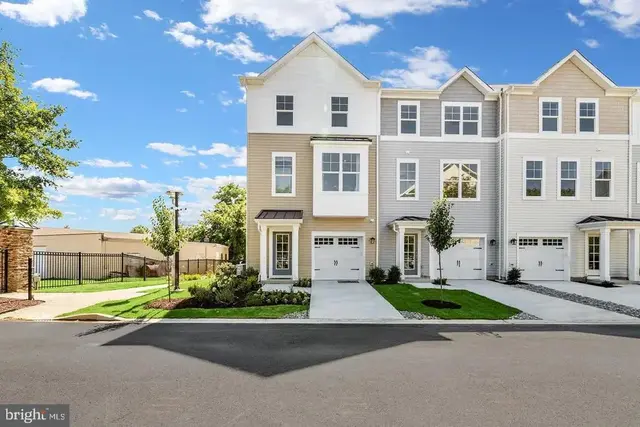 527 Seaway Ln, Cambridge