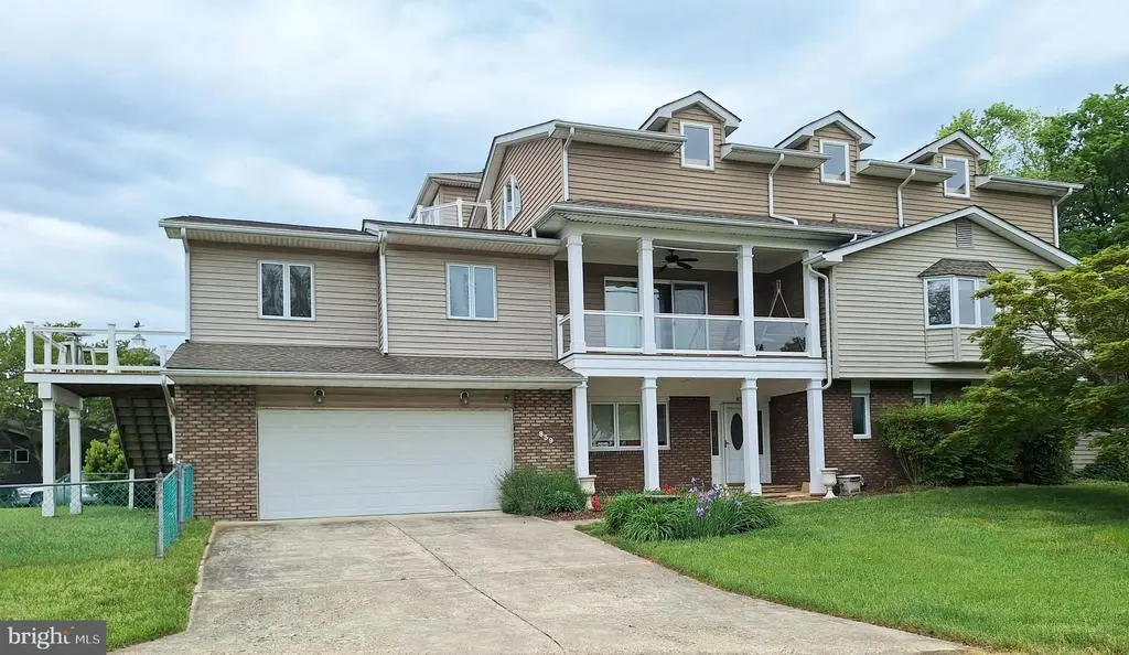 839 Shore Dr, Edgewater