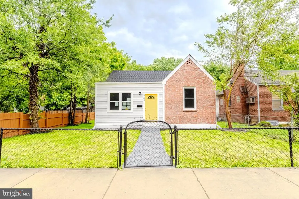 4105 38th St, BRENTWOOD