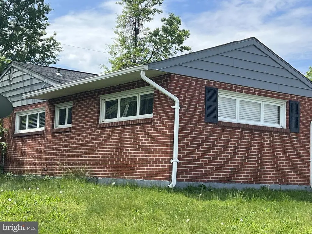 8723 Roper Rd, Parkville