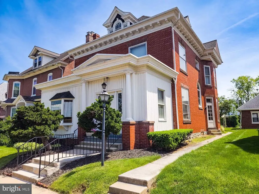 206 E Main St, Palmyra